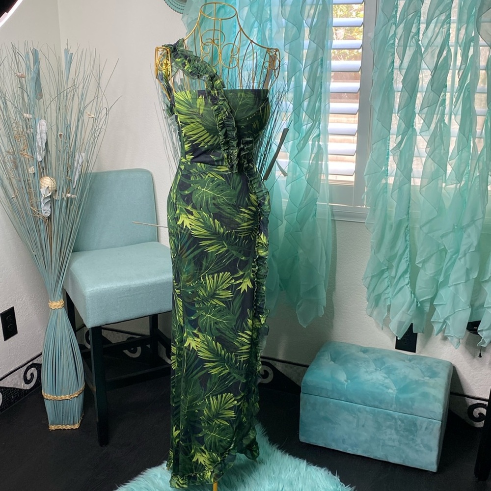 Tropical Green Palm-Print Maxi Dress with Ruffle Trim